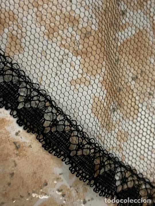 Antig&uuml;edades: Mantilla de 3 picos. Mide 96x42cms - Foto 3