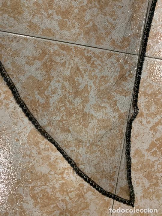 Antig&uuml;edades: Mantilla de 3 picos. Mide 96x42cms - Foto 4