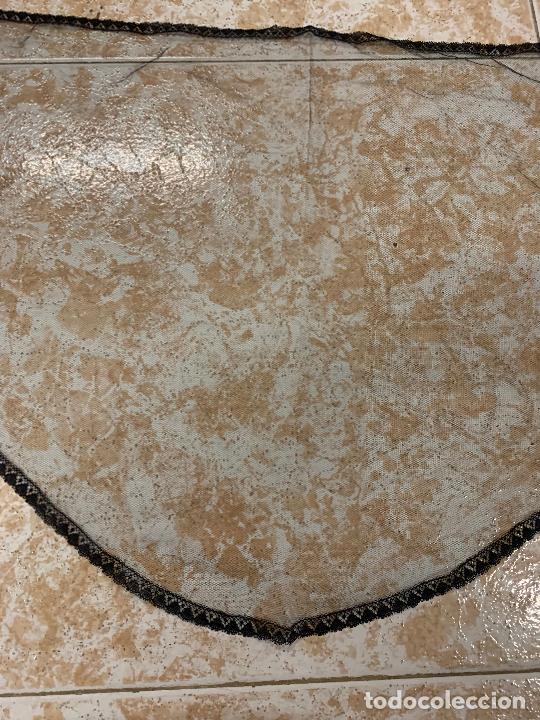 Antig&uuml;edades: Mantilla de 3 picos. Mide 96x42cms - Foto 5