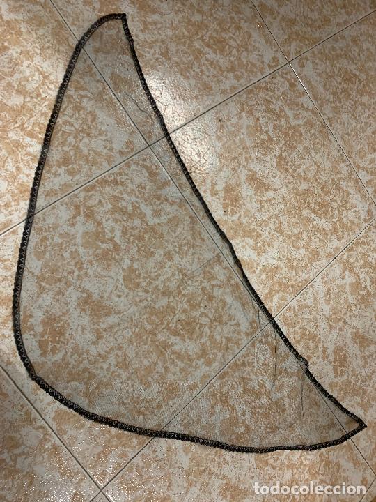 Antig&uuml;edades: Mantilla de 3 picos. Mide 96x42cms - Foto 1