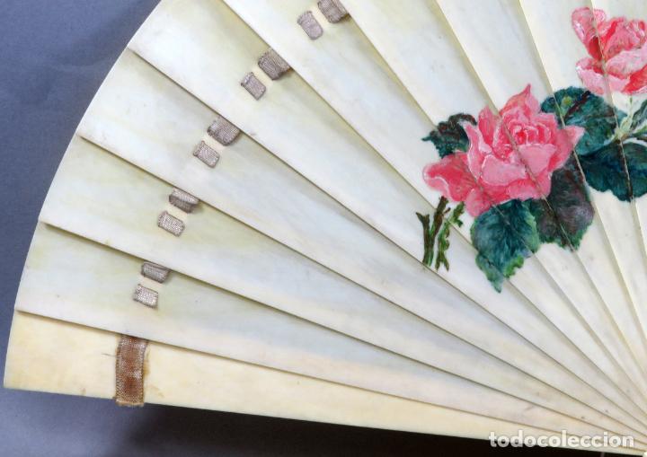 Antigüedades: Abanico de baraja pintado a mano con flores y cinta de seda trabajo europeo mediados del siglo XIX - Foto 2 - 295634933