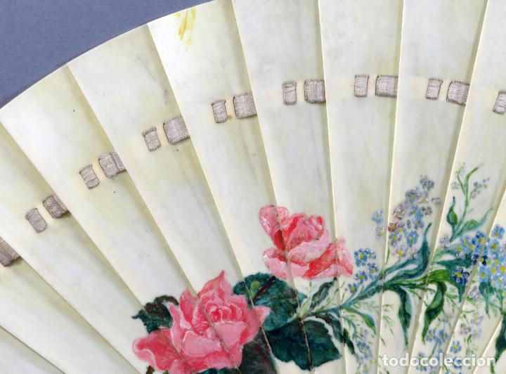 Antigüedades: Abanico de baraja pintado a mano con flores y cinta de seda trabajo europeo mediados del siglo XIX - Foto 3 - 295634933