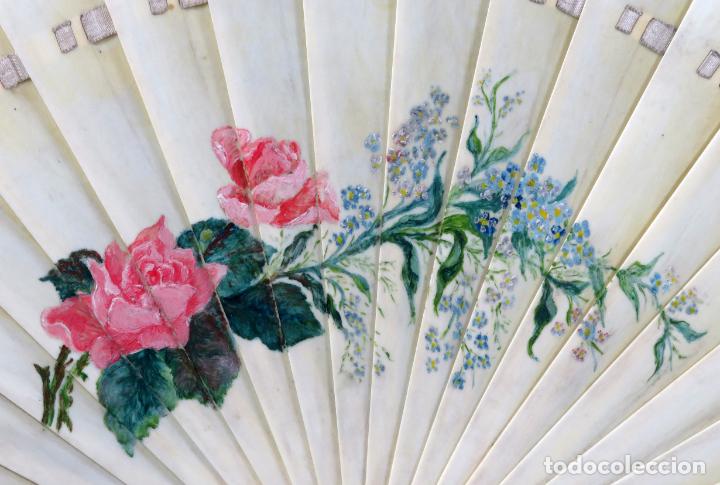 Antigüedades: Abanico de baraja pintado a mano con flores y cinta de seda trabajo europeo mediados del siglo XIX - Foto 4 - 295634933