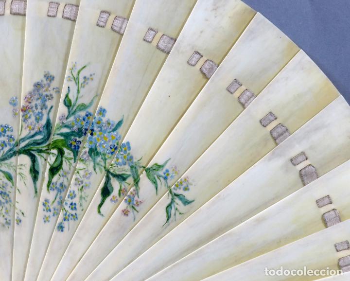 Antigüedades: Abanico de baraja pintado a mano con flores y cinta de seda trabajo europeo mediados del siglo XIX - Foto 5 - 295634933