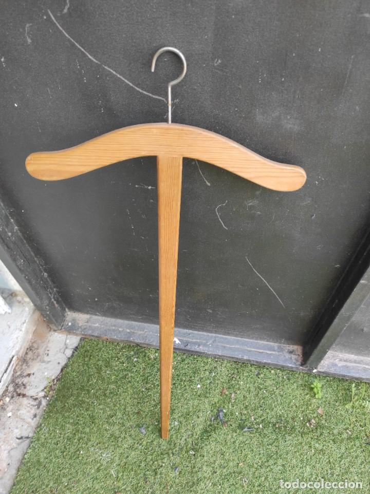 Antig&uuml;edades: Percha de madera - Foto 1
