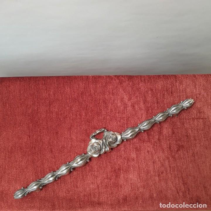 Antig&uuml;edades: Copete Embellecedor Plateado - Foto 1
