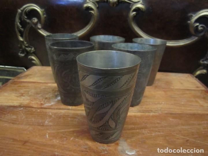 Antig&uuml;edades: Seis vasos de metal grabado - Foto 1