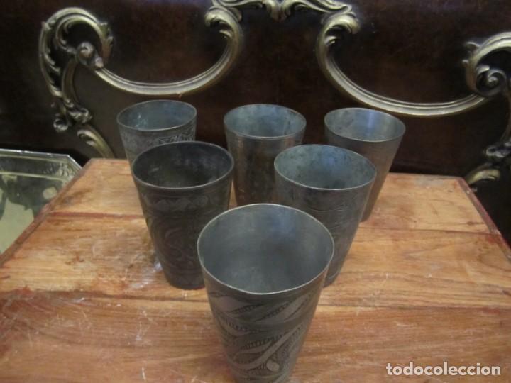Antig&uuml;edades: Seis vasos de metal grabado - Foto 2