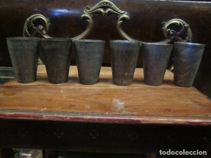 Antig&uuml;edades: Seis vasos de metal grabado - Foto 3