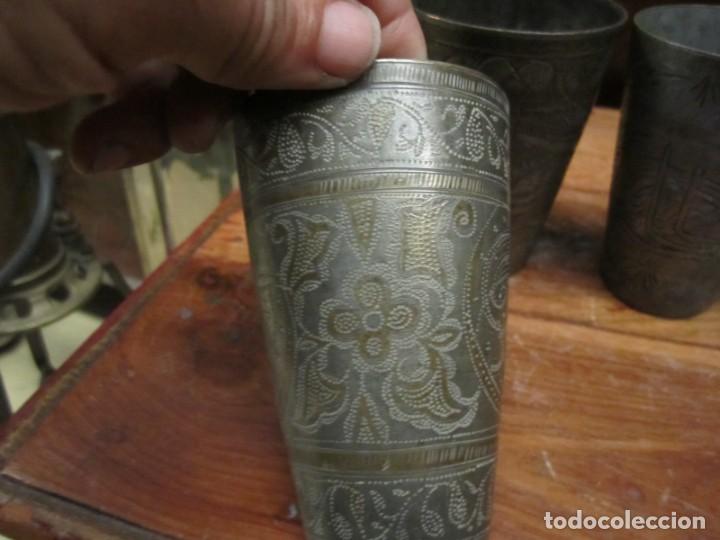 Antig&uuml;edades: Seis vasos de metal grabado - Foto 4