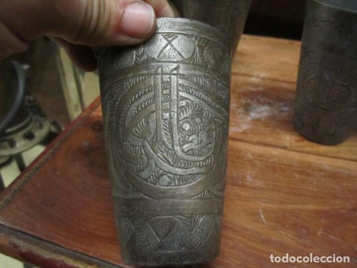 Antig&uuml;edades: Seis vasos de metal grabado - Foto 5