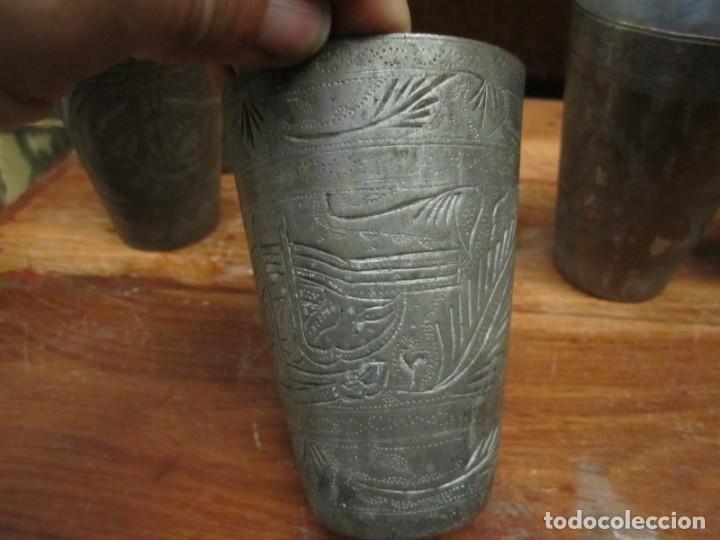 Antig&uuml;edades: Seis vasos de metal grabado - Foto 6