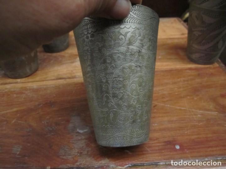 Antig&uuml;edades: Seis vasos de metal grabado - Foto 8
