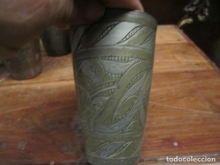 Antig&uuml;edades: Seis vasos de metal grabado - Foto 9