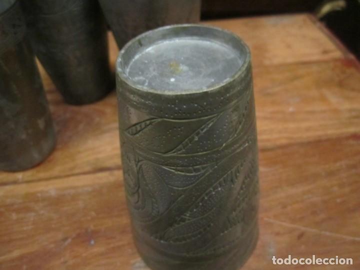 Antig&uuml;edades: Seis vasos de metal grabado - Foto 10