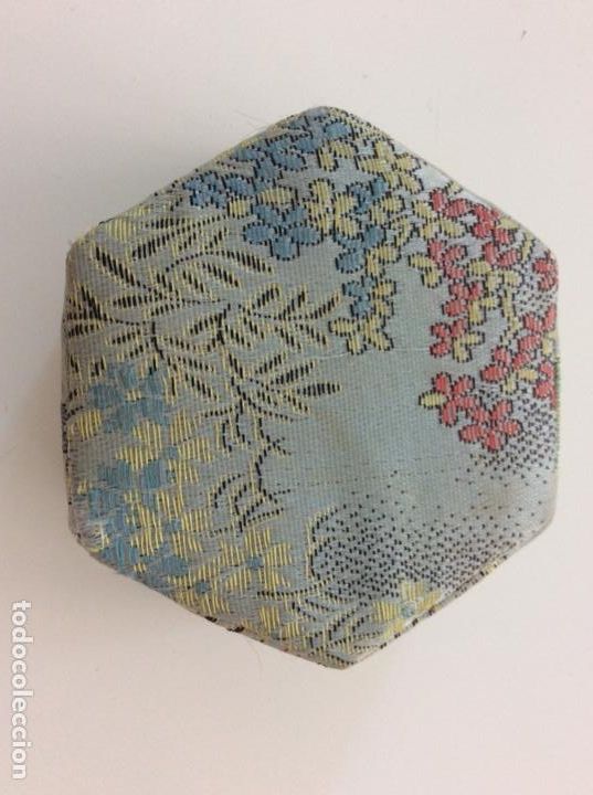 Antig&uuml;edades: Caja antigua hexagonal forrada en seda con dibujo - Foto 3