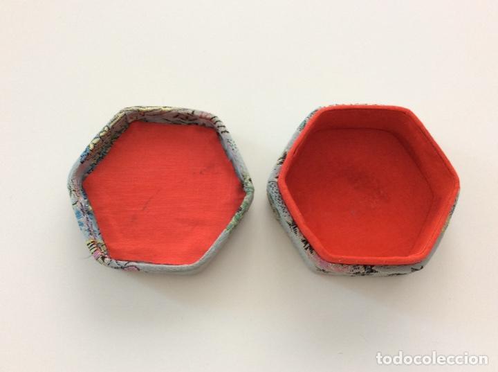 Antig&uuml;edades: Caja antigua hexagonal forrada en seda con dibujo - Foto 4