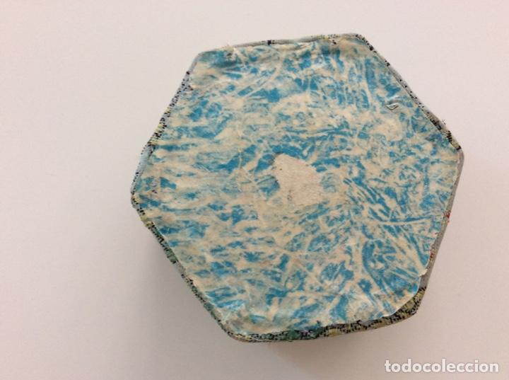 Antig&uuml;edades: Caja antigua hexagonal forrada en seda con dibujo - Foto 5