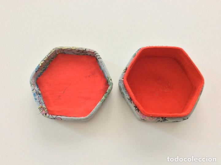 Antig&uuml;edades: Caja antigua hexagonal forrada en seda con dibujo - Foto 6