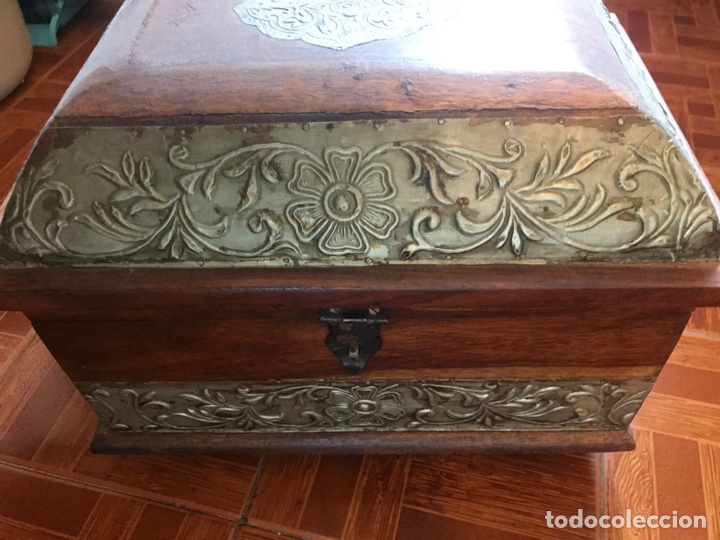 Antig&uuml;edades: Espectacular cofre joyero ba&uacute;l de madera y esta&ntilde;o - Foto 4