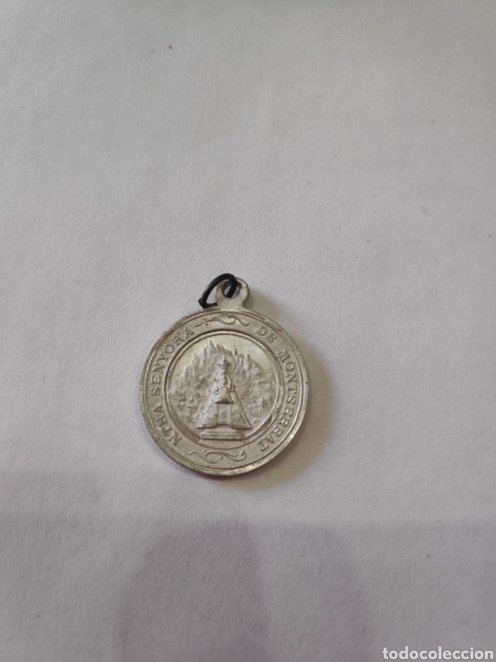 Antig&uuml;edades: Medalla de Montserrat de aluminio postguerra - Foto 3