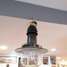 Antigüedades: LAMPARA INDUSTRIAL ESMALTE NEGRO CON PANTALLA DE VIDRIO ORIGINAL CON GRIETA.