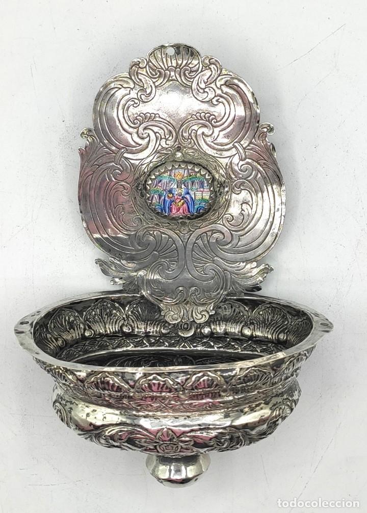 Antiquitäten: Pileta benditera en plata con placa en esmalte de ”la Moreneta”, del siglo XVIII.