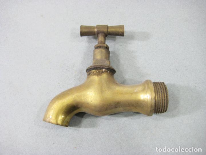Antig&uuml;edades: ANTIGUO GRIFO DE LAT&Oacute;N - Foto 1