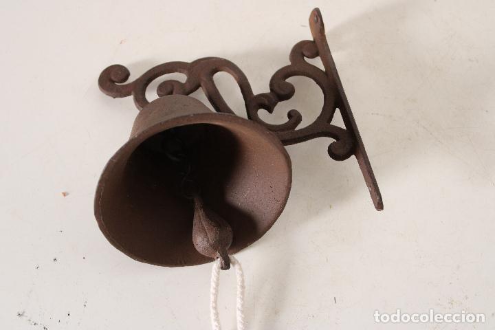 Antig&uuml;edades: campana de pared en hierro fundido - Foto 2