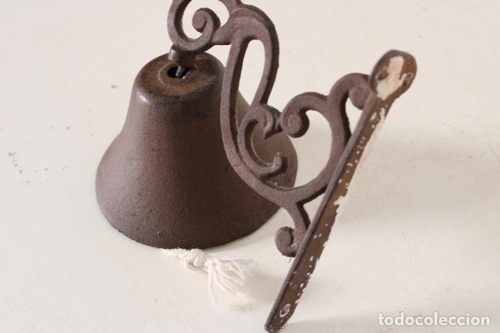 Antig&uuml;edades: campana de pared en hierro fundido - Foto 3