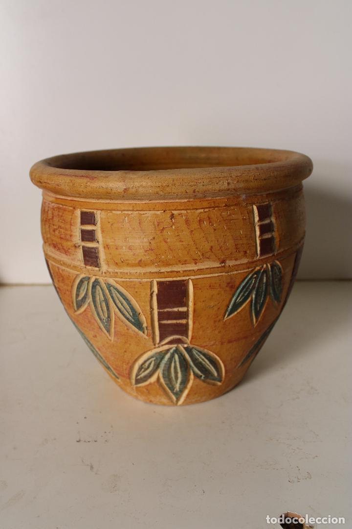 Antig&uuml;edades: MACETERO CERAMICA CON HOJAS VERDES - Foto 1