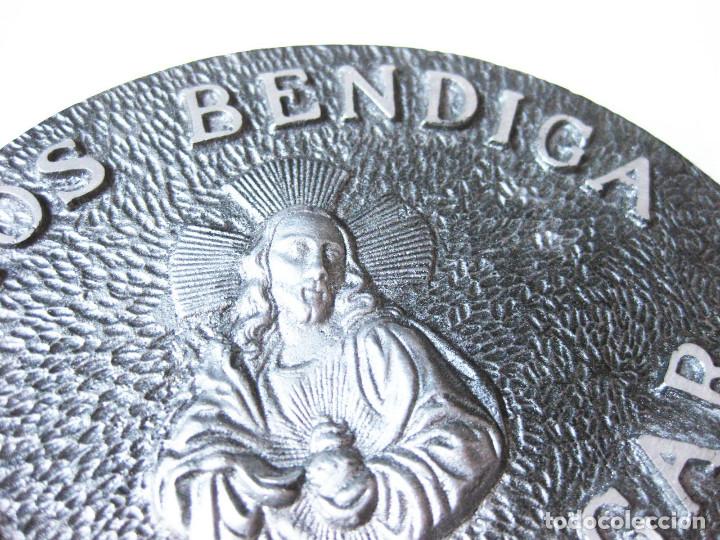 Antig&uuml;edades: Placa del Sagrado Coraz&oacute;n en aluminio. Dios Bendiga este Hogar. - Foto 2