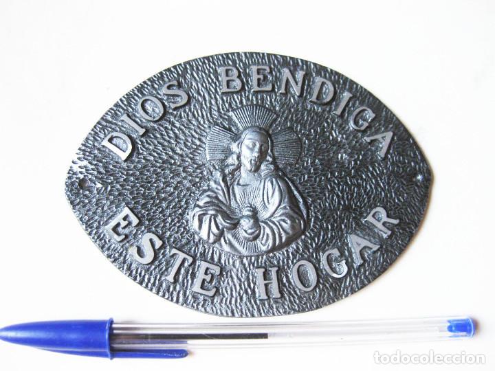 Antig&uuml;edades: Placa del Sagrado Coraz&oacute;n en aluminio. Dios Bendiga este Hogar. - Foto 1