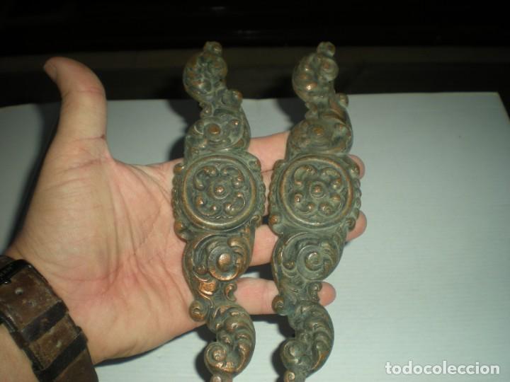 Antiques: 2 TIRADORES DE PUERTA CON RELIEVE 20x5cm