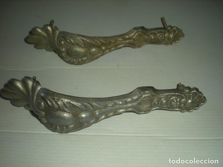Antiques: 2 TIRADORES DE PUERTA CON RELIEVE 19x4cm