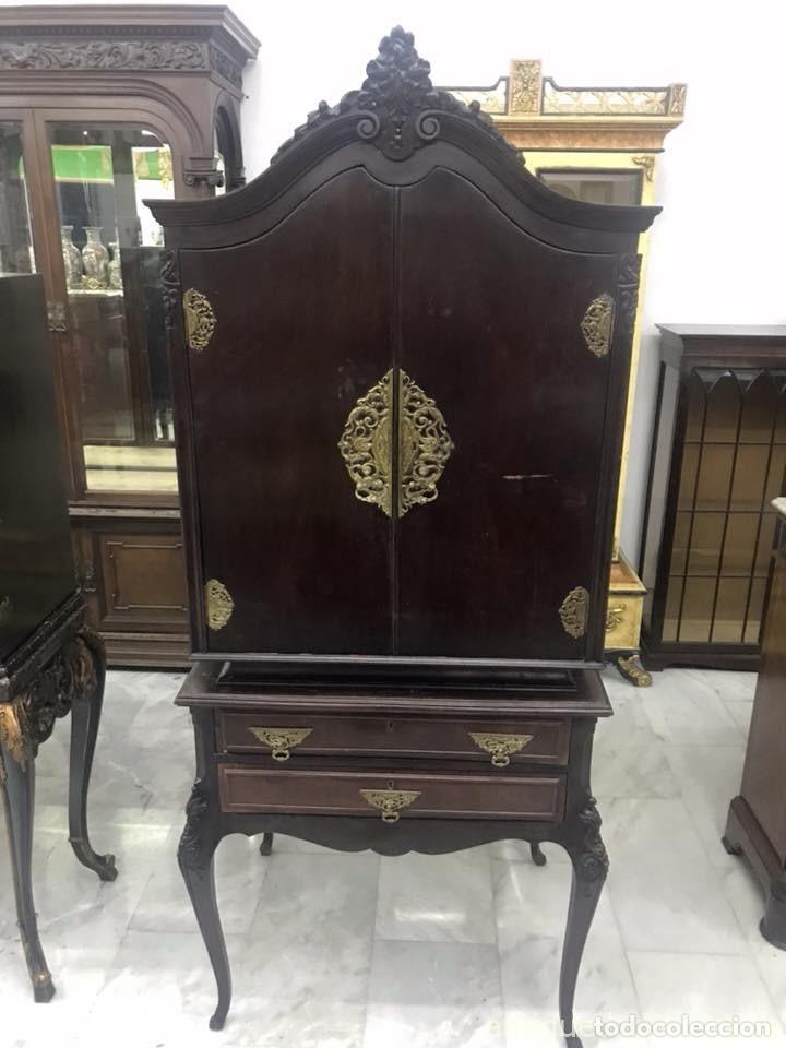 Antig&uuml;edades: Aparador con bronces - Foto 1