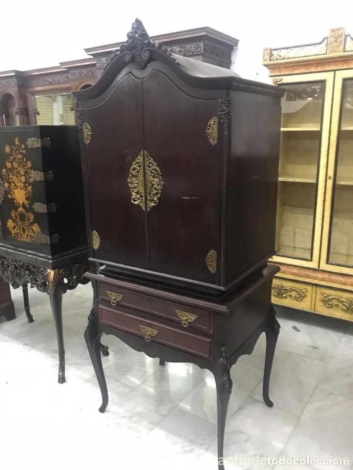 Antig&uuml;edades: Aparador con bronces - Foto 3