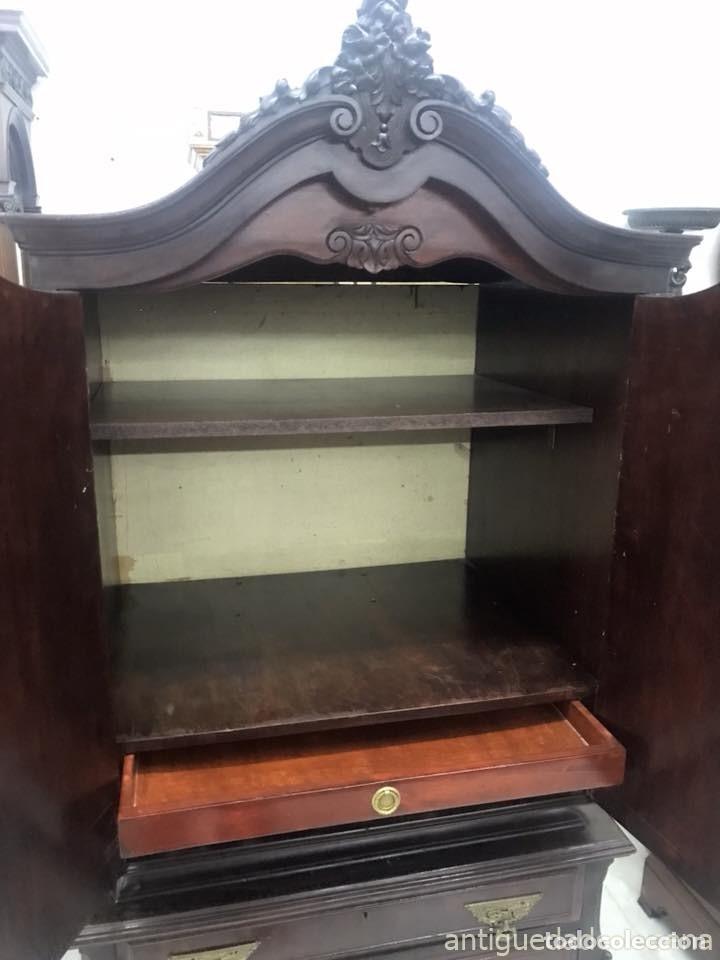 Antig&uuml;edades: Aparador con bronces - Foto 4