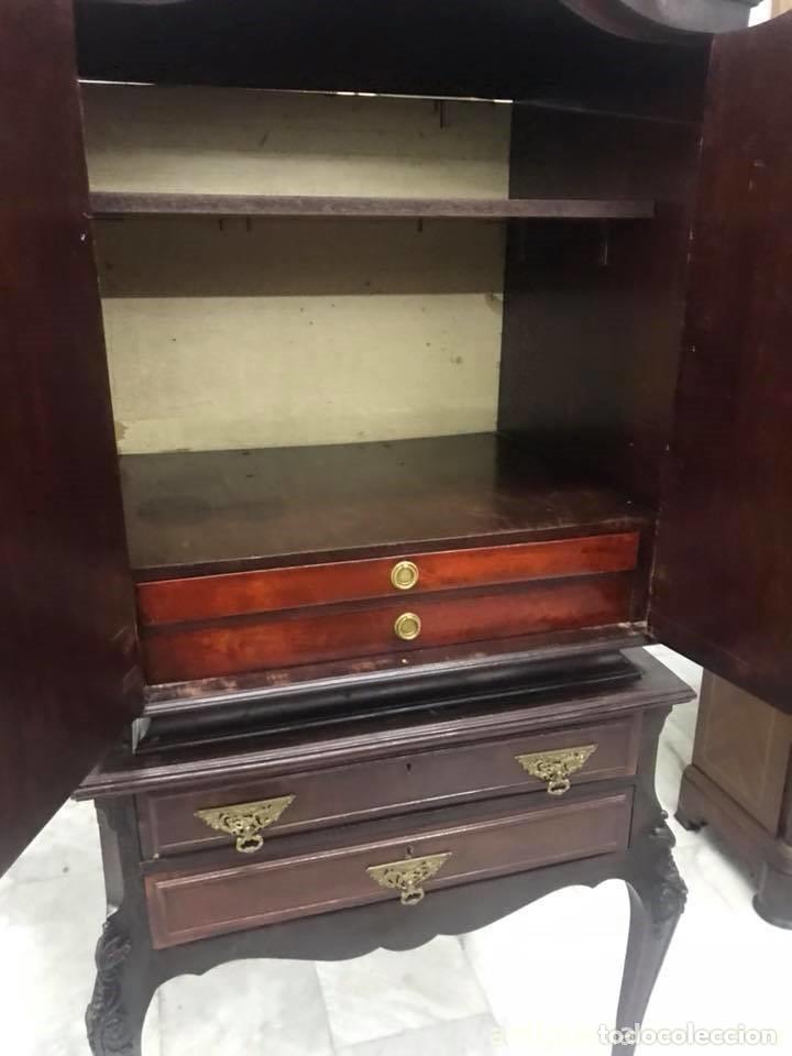 Antig&uuml;edades: Aparador con bronces - Foto 5