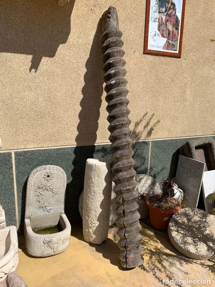 Antig&uuml;edades: Antiguo huesillo de lagar en madera - Foto 1