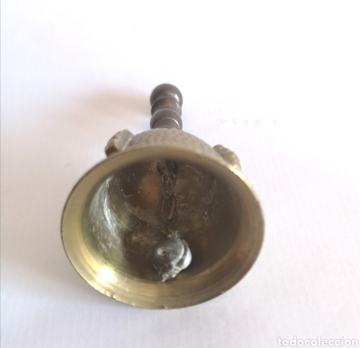 Antig&uuml;edades: Campana de mano en bronce con relieve y mango de madera - Foto 2