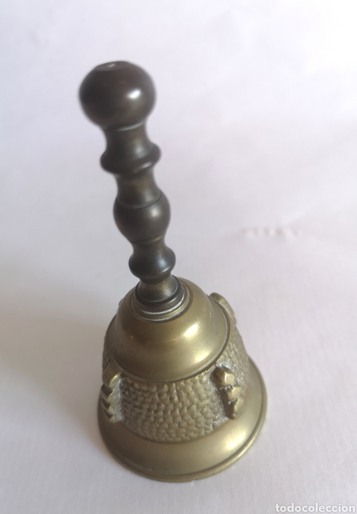 Antig&uuml;edades: Campana de mano en bronce con relieve y mango de madera - Foto 3