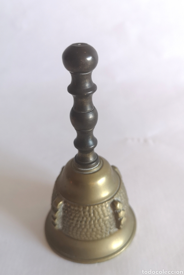 Antig&uuml;edades: Campana de mano en bronce con relieve y mango de madera - Foto 4