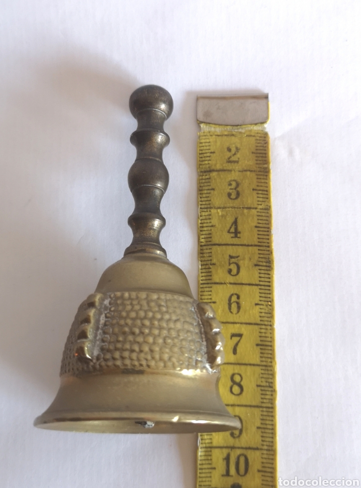 Antig&uuml;edades: Campana de mano en bronce con relieve y mango de madera - Foto 5