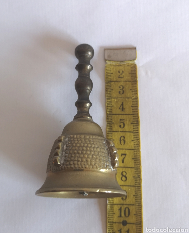 Antig&uuml;edades: Campana de mano en bronce con relieve y mango de madera - Foto 6