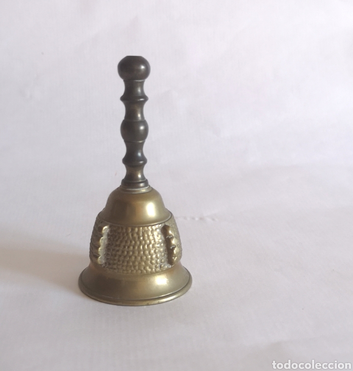 Antig&uuml;edades: Campana de mano en bronce con relieve y mango de madera - Foto 1