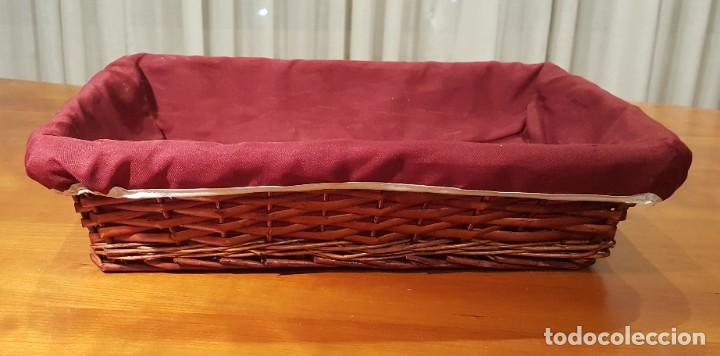 Antig&uuml;edades: Bandeja de mimbre con forro de tela - Foto 2