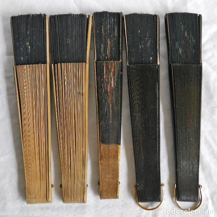 Antig&uuml;edades: 5 abanicos de madera pintada a mano - Foto 1