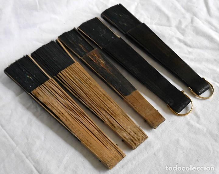 Antig&uuml;edades: 5 abanicos de madera pintada a mano - Foto 2