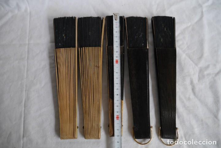 Antig&uuml;edades: 5 abanicos de madera pintada a mano - Foto 3